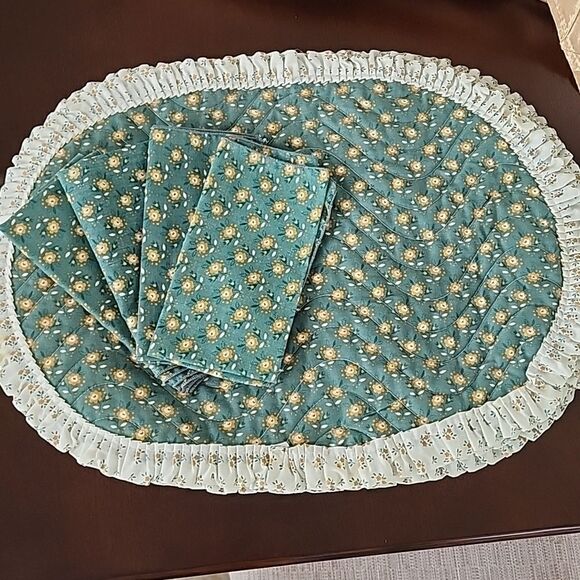 Vintage Quilted Floral Oval Ruffled Placemats with 4 Cloth Napkins Coquette - Picture 1 of 6